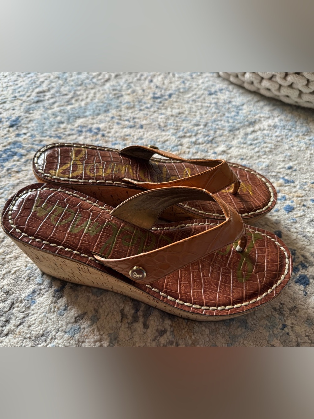Sam Edelman Romy crocodile-embossed cognac brown platform thong wedges - Picture 3 of 10